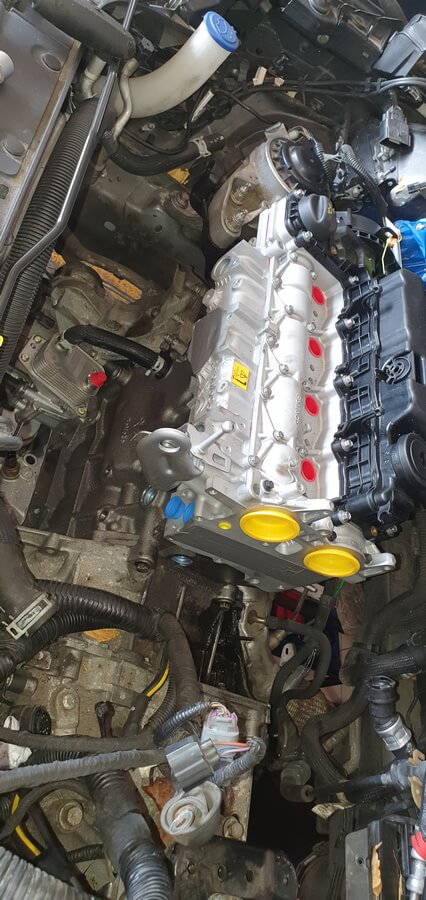 Ford motor a szervizben, javítás közben