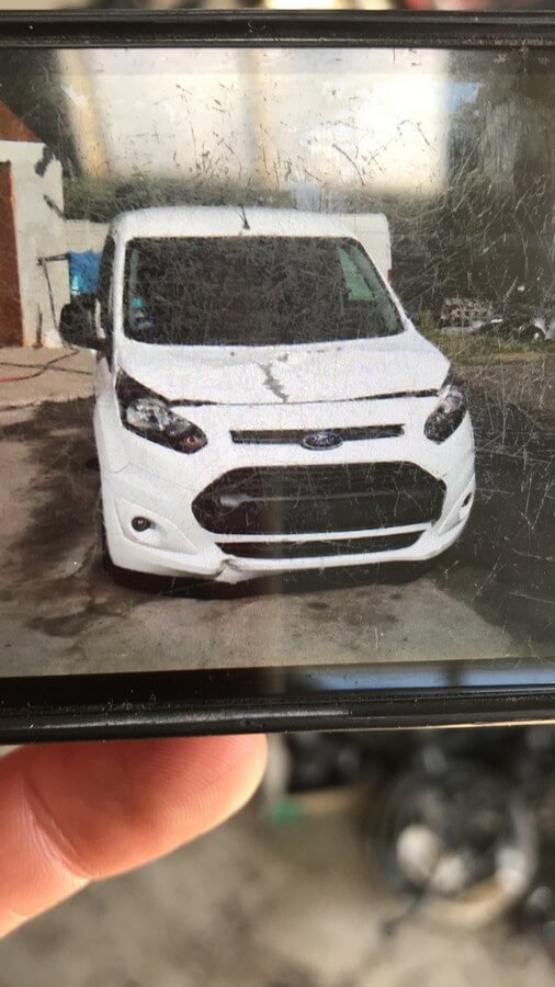 Fehér Ford Transit a műhelyben javításon
