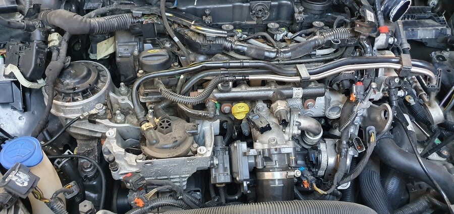 Ford motor közelről a szervizben